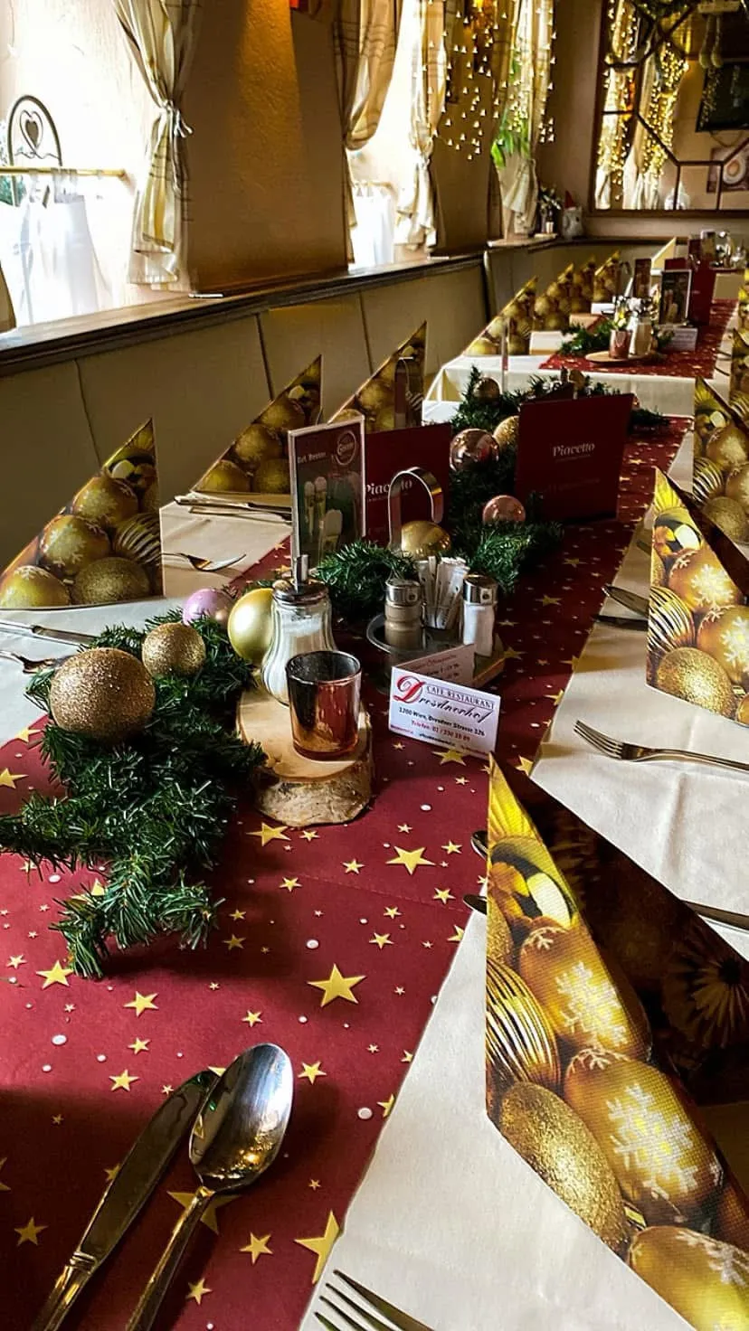 Weihnachtstisch — roter Läufer, Goldschmuck