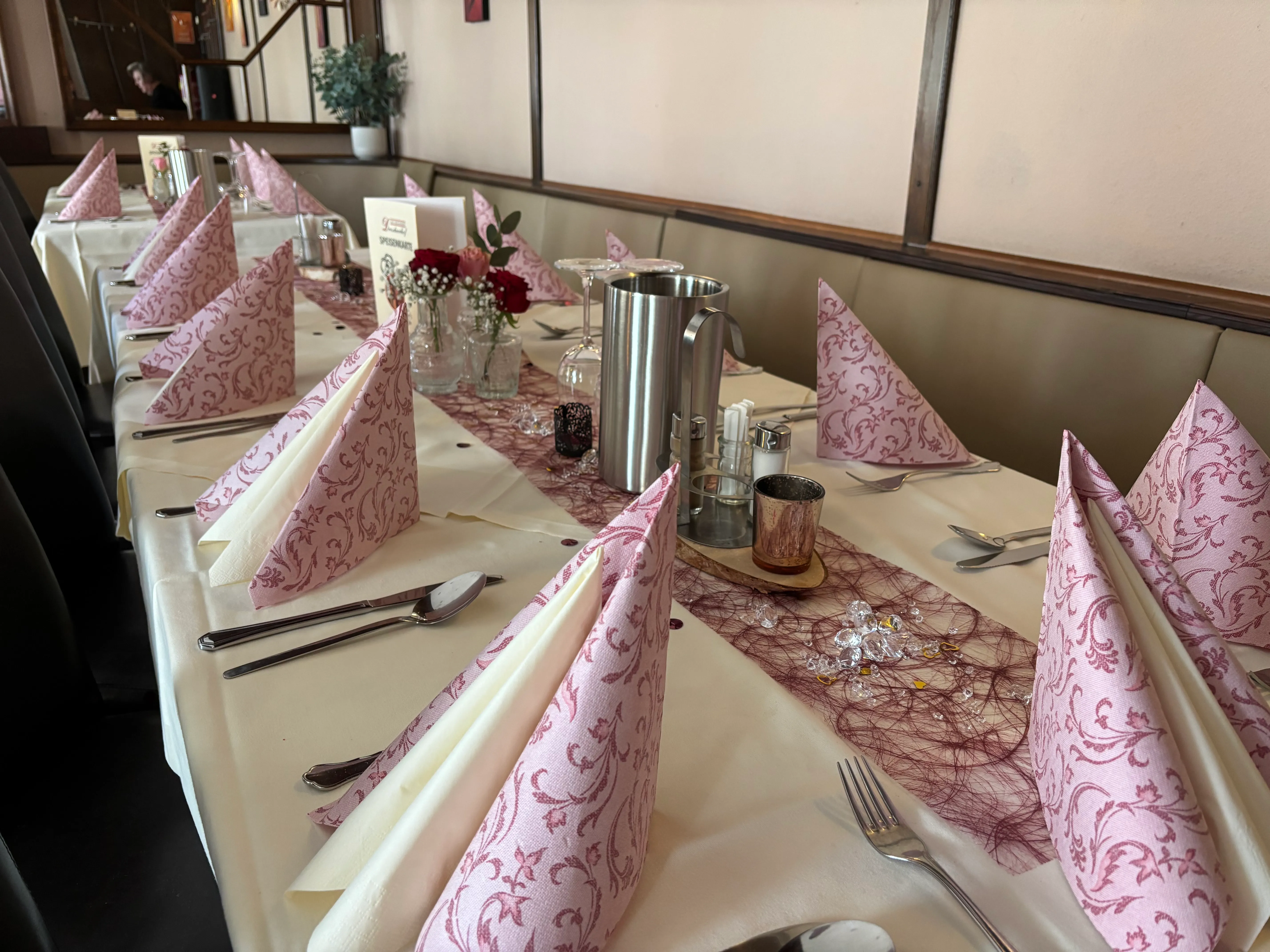 Banketttisch — rosa Servietten, rote Rosen