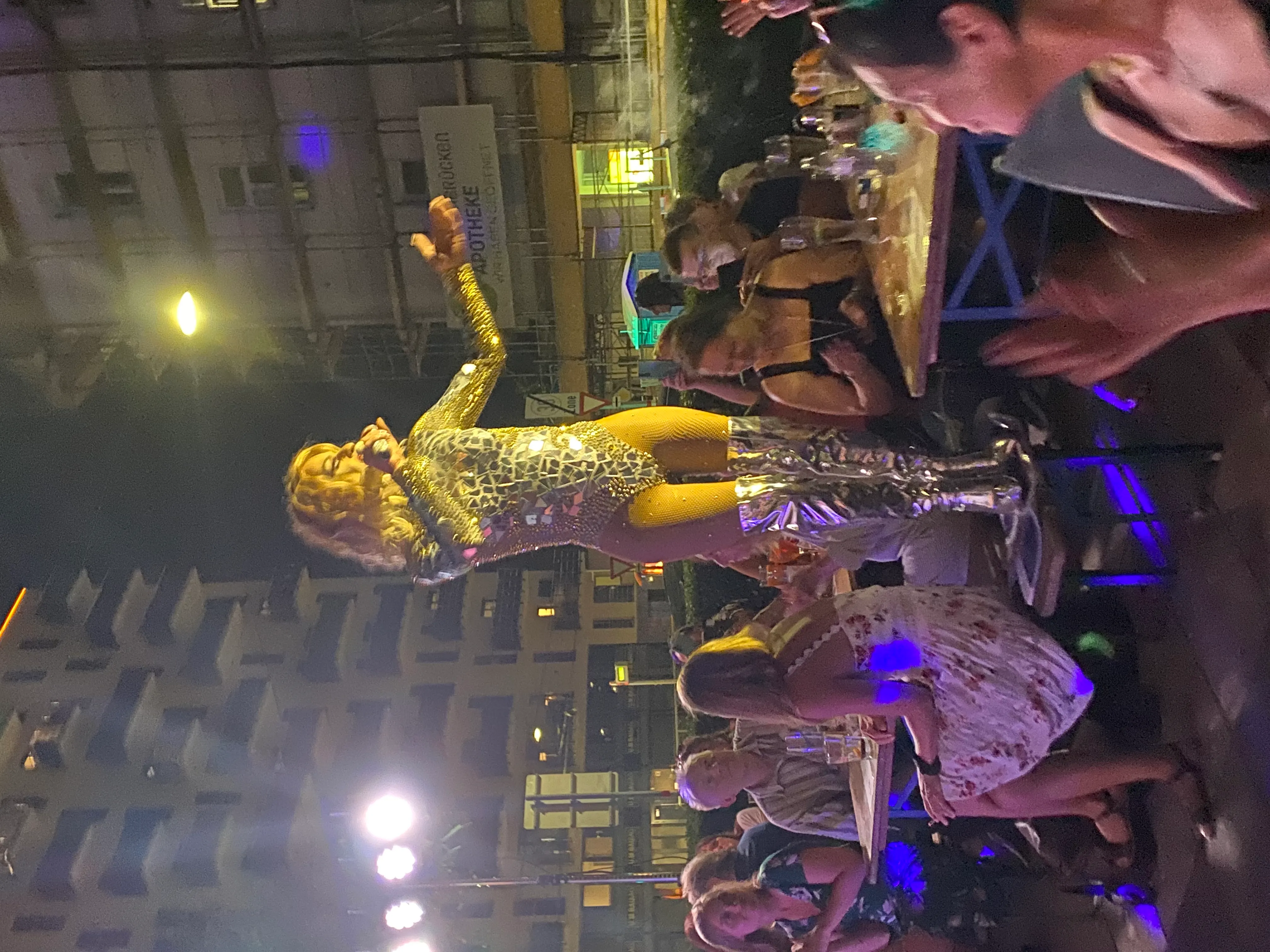 Drag-Performerin auf Außenbühne